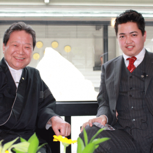 「笑いと　ありがとうの巨光　永田雅乙さん」